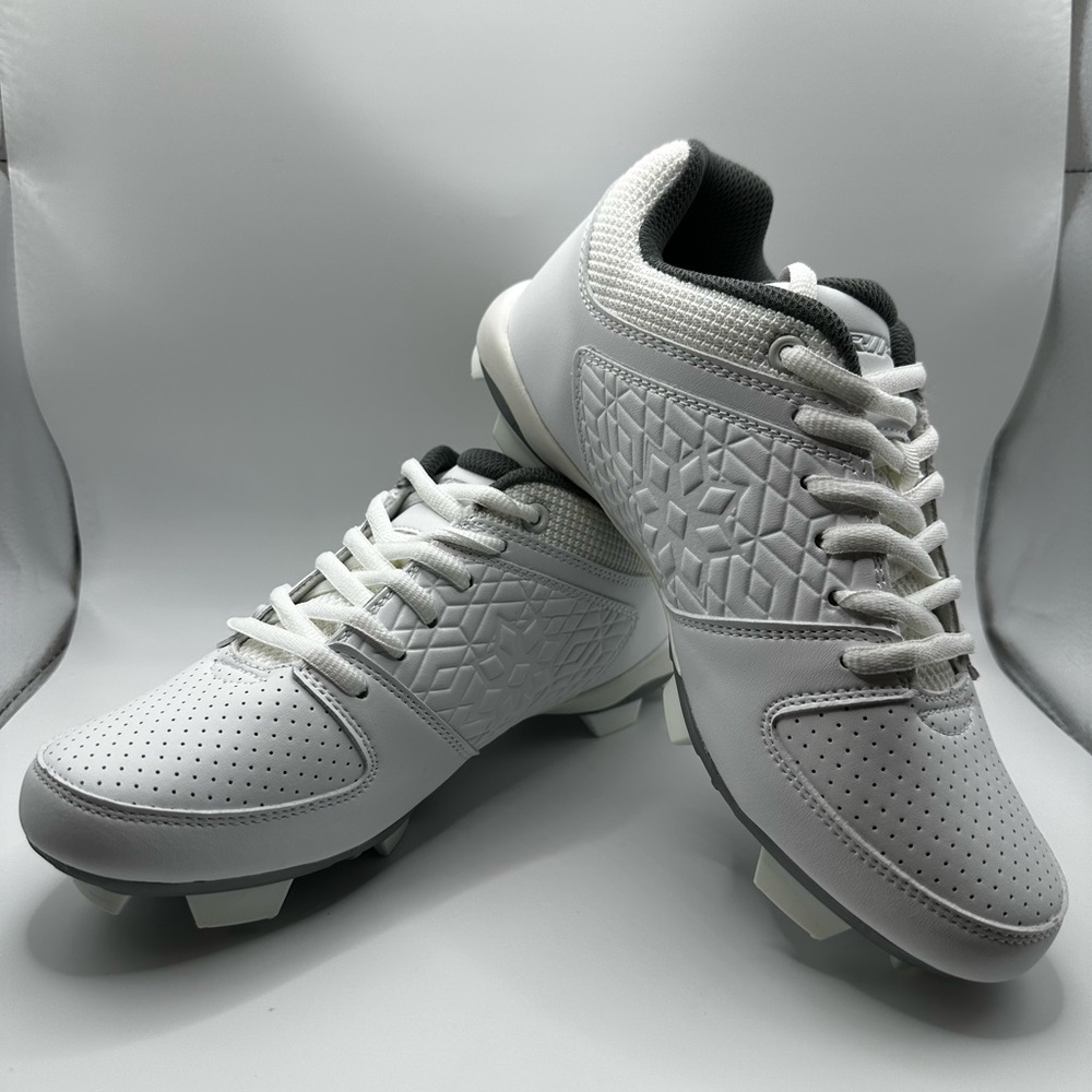 Women’s White and Gray Softball cleats size 7 BNWT 🥎🥎